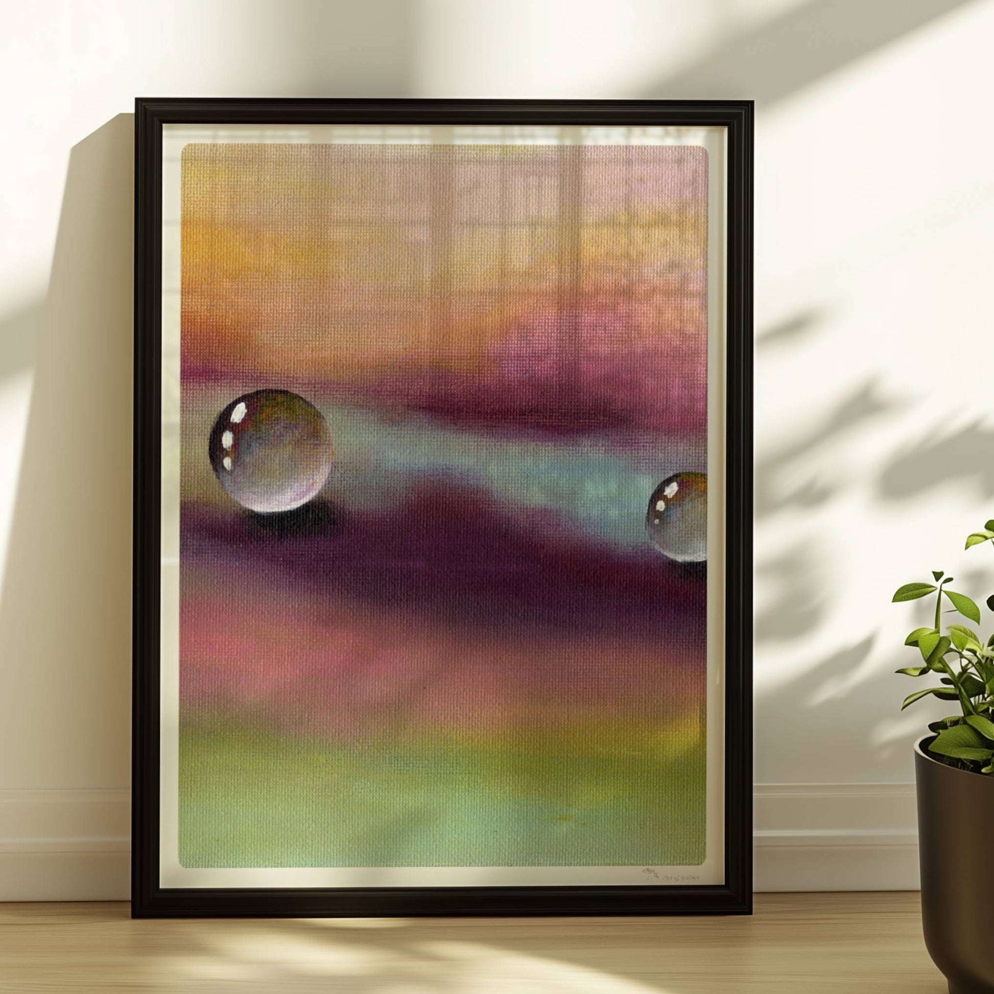 Zwei Glastropfen schweben über violettem und gelbem Himmel, surreal.. Rahmen schwarz 30x40