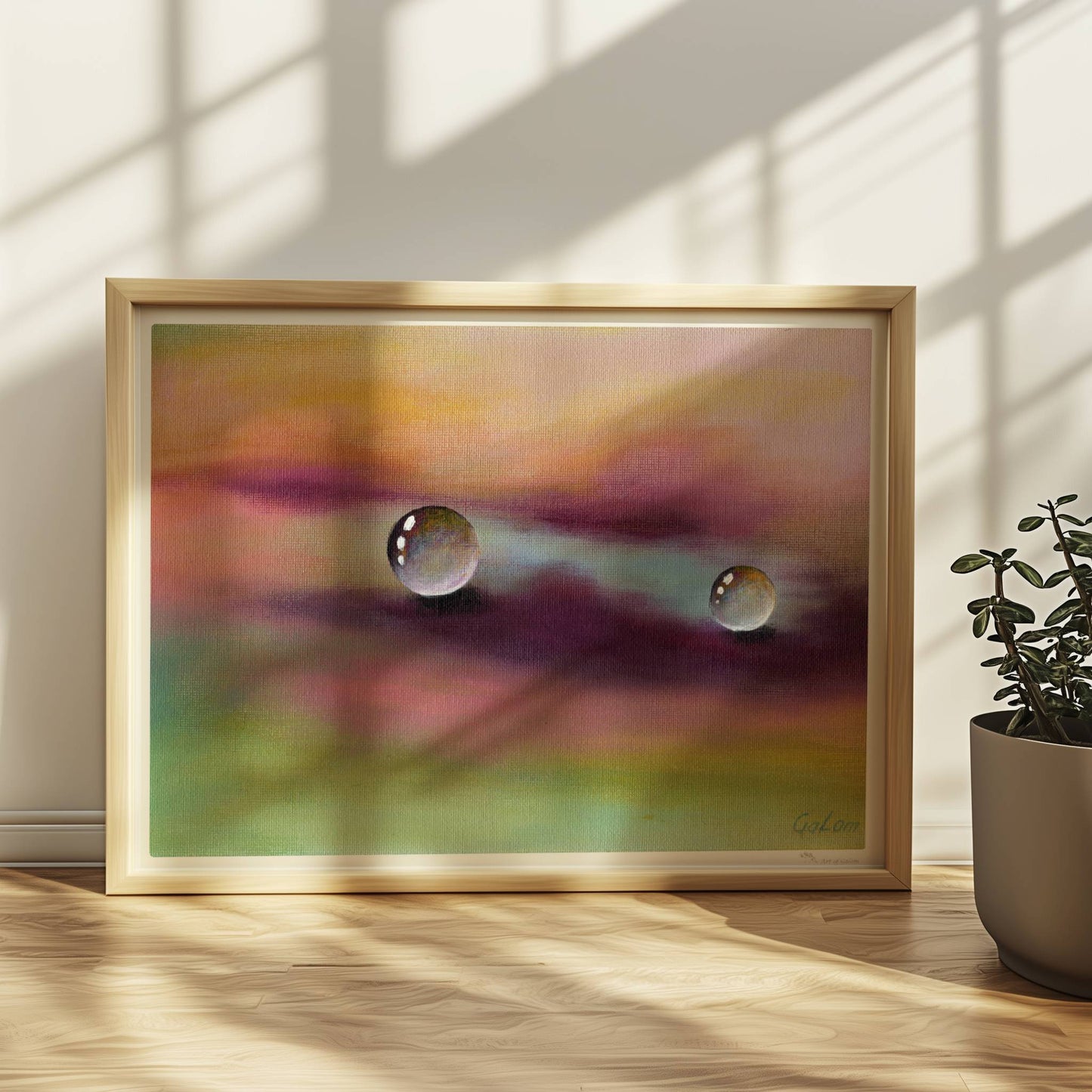 Zwei Glastropfen schweben über violettem und gelbem Himmel, surreal.. Rahmen natur 40x30