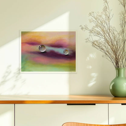 Zwei Glastropfen schweben über violettem und gelbem Himmel, surreal.. Ohne Rahmen 40x30
