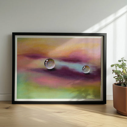 Zwei Glastropfen schweben über violettem und gelbem Himmel, surreal.. Rahmen schwarz 40x30