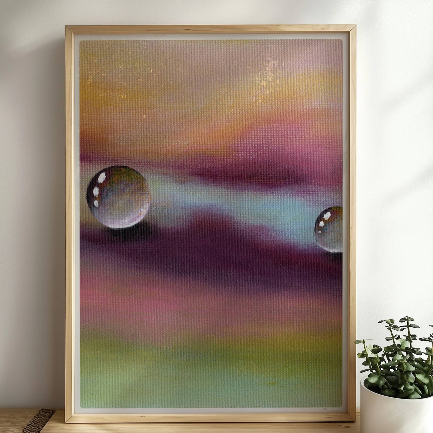 Zwei Glastropfen schweben über violettem und gelbem Himmel, surreal.. Rahmen natur 50x70