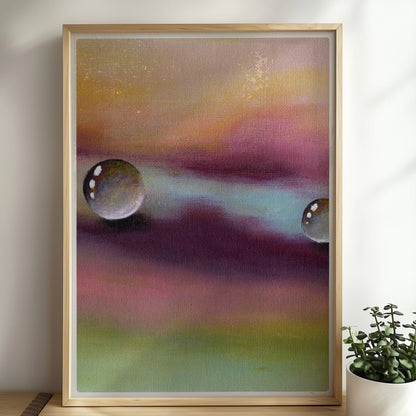 Zwei Glastropfen schweben über violettem und gelbem Himmel, surreal.. Rahmen natur 50x70