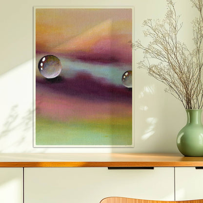 Zwei Glastropfen schweben über violettem und gelbem Himmel, surreal.. Ohne Rahmen 50x70