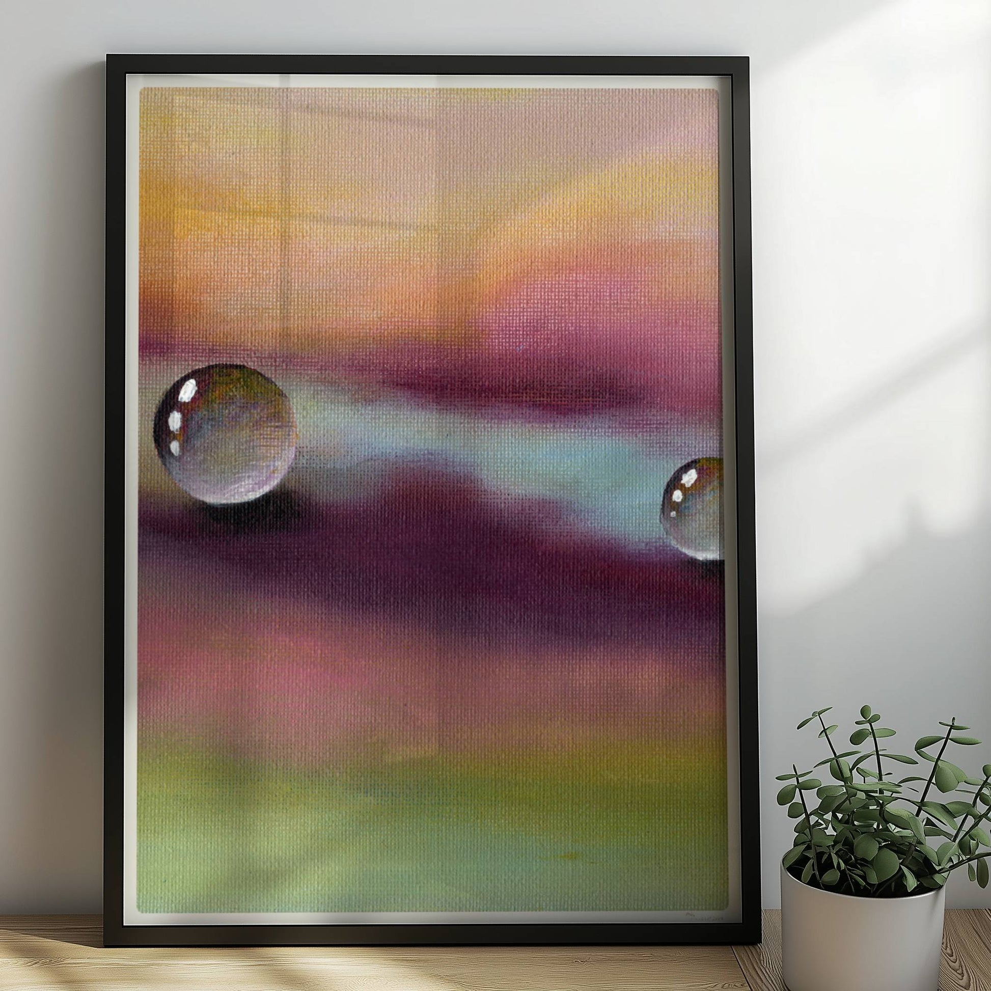 Zwei Glastropfen schweben über violettem und gelbem Himmel, surreal.. Rahmen schwarz 50x70