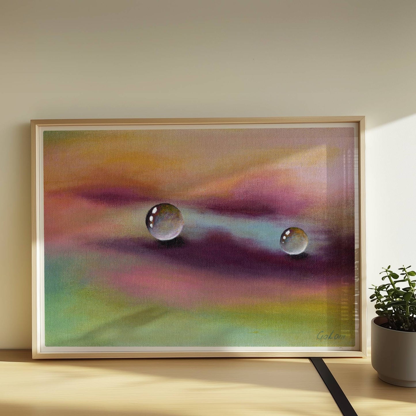 Zwei Glastropfen schweben über violettem und gelbem Himmel, surreal.. Rahmen natur 70x50