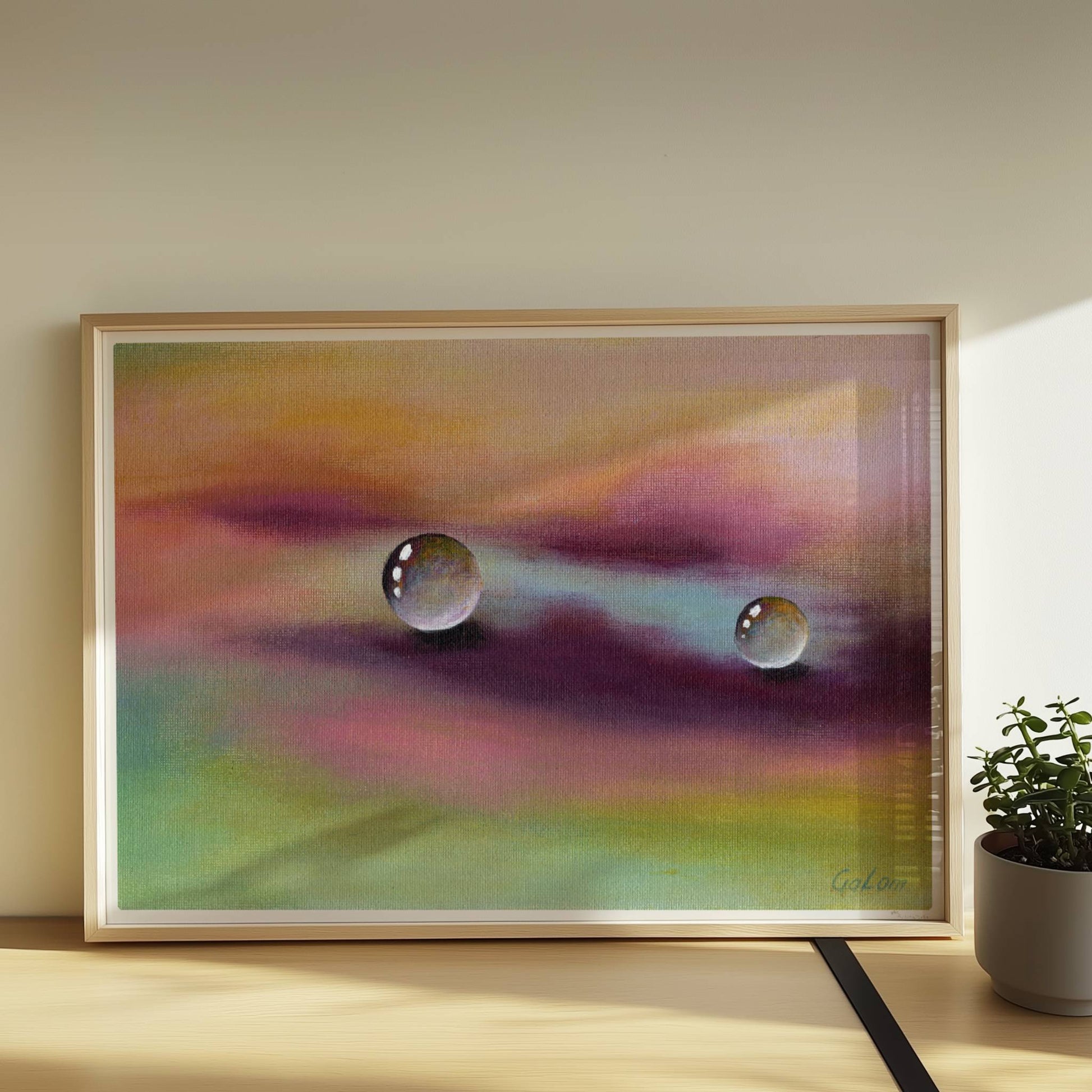 Zwei Glastropfen schweben über violettem und gelbem Himmel, surreal.. Rahmen natur 70x50