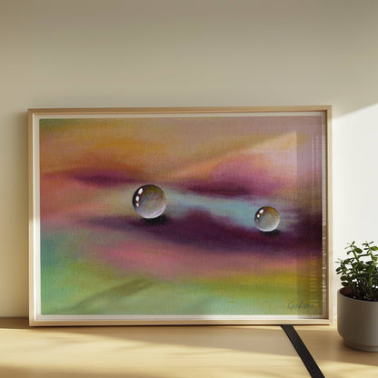 Zwei Glastropfen schweben über violettem und gelbem Himmel, surreal.. Rahmen natur 70x50