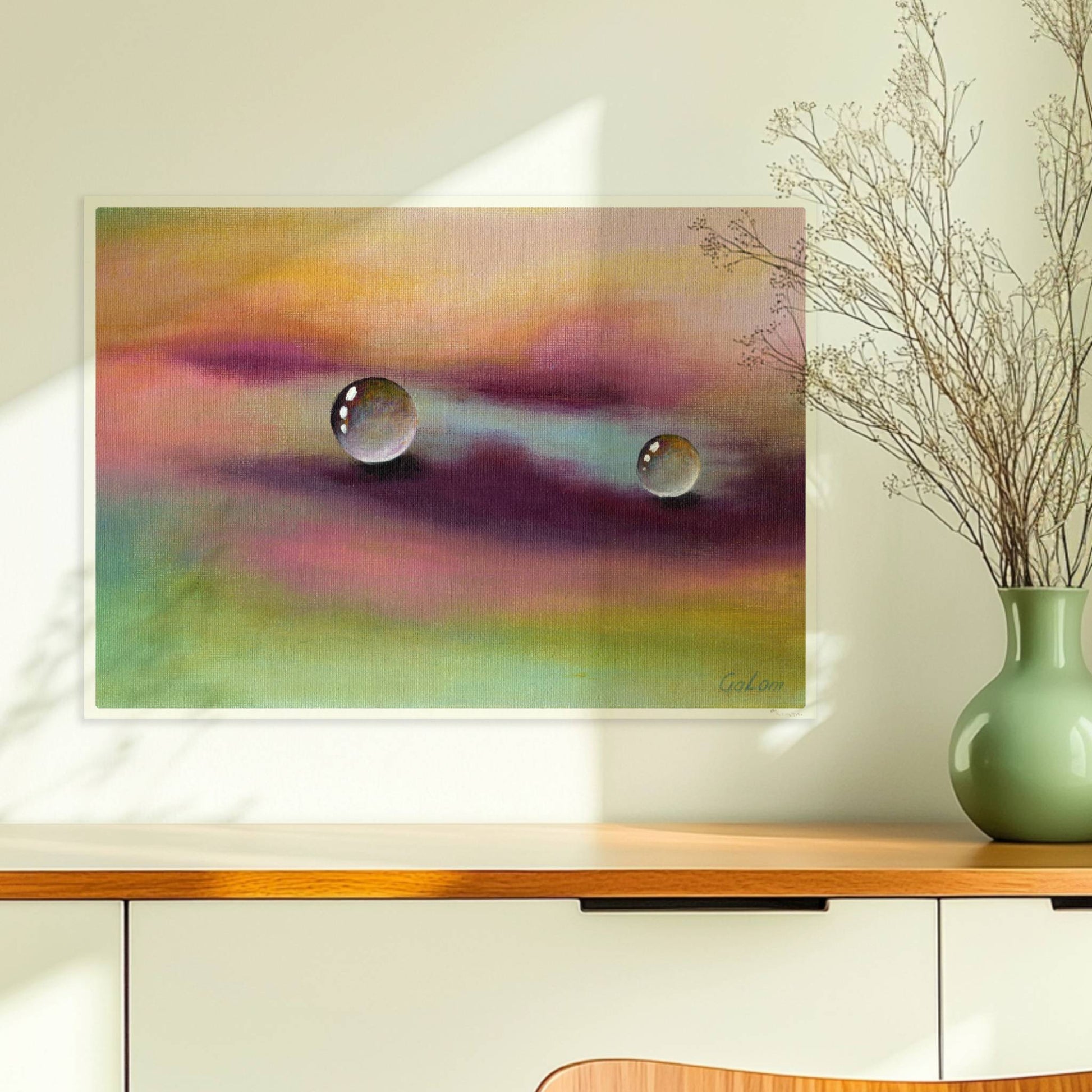 Zwei Glastropfen schweben über violettem und gelbem Himmel, surreal.. Ohne Rahmen 70x50