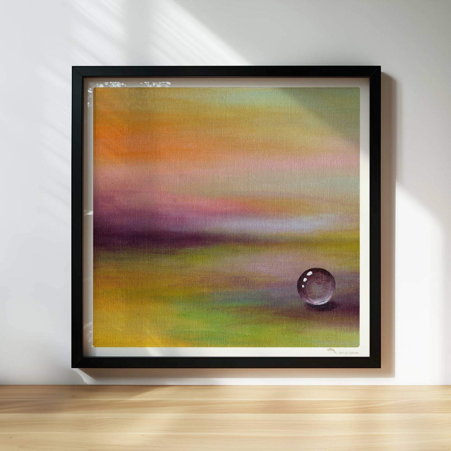 Einzelner Glastropfen in lila-gelber Traumlandschaft, beruhigend.. Rahmen schwarz 30x30