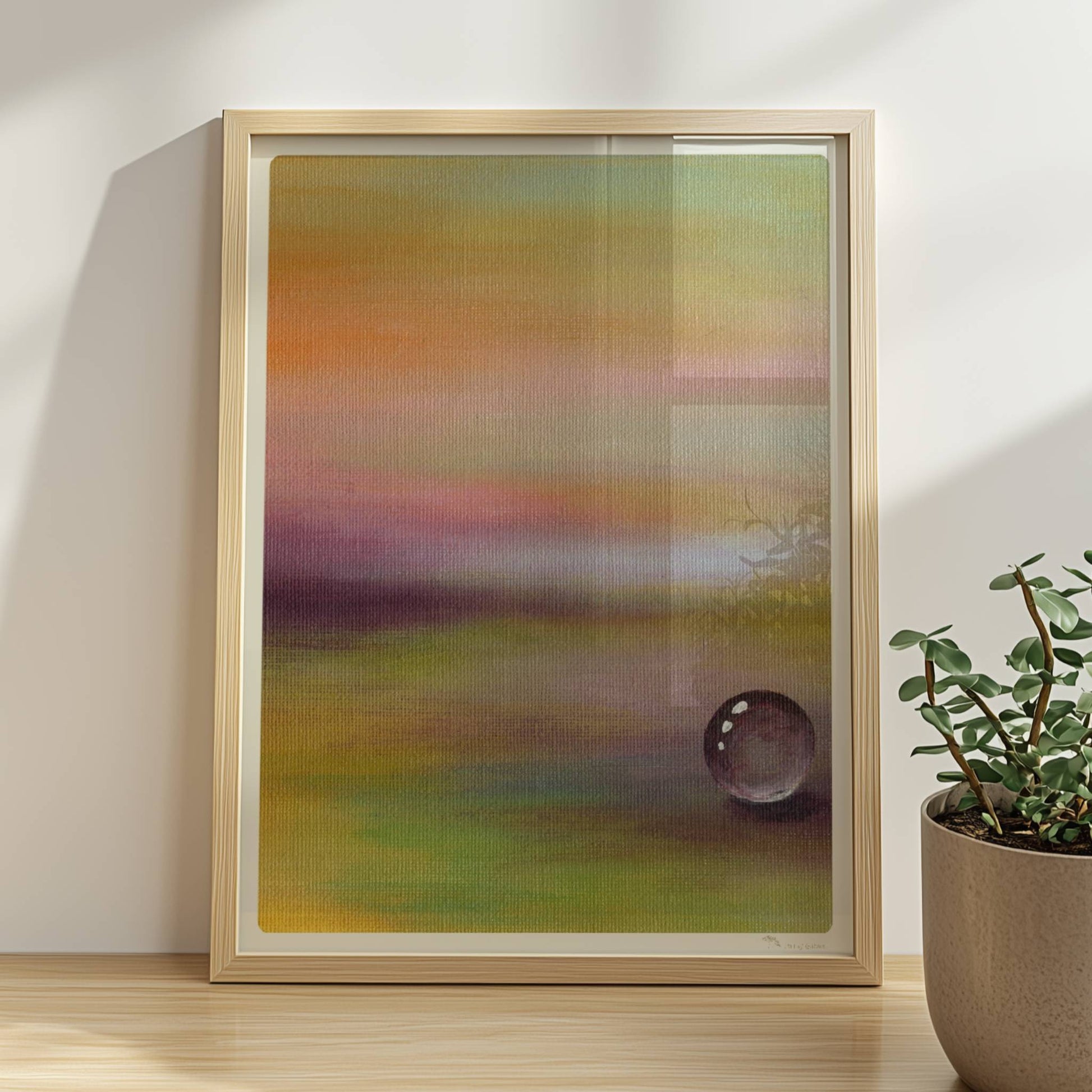 Einzelner Glastropfen in lila-gelber Traumlandschaft, beruhigend.. Rahmen natur 30x40