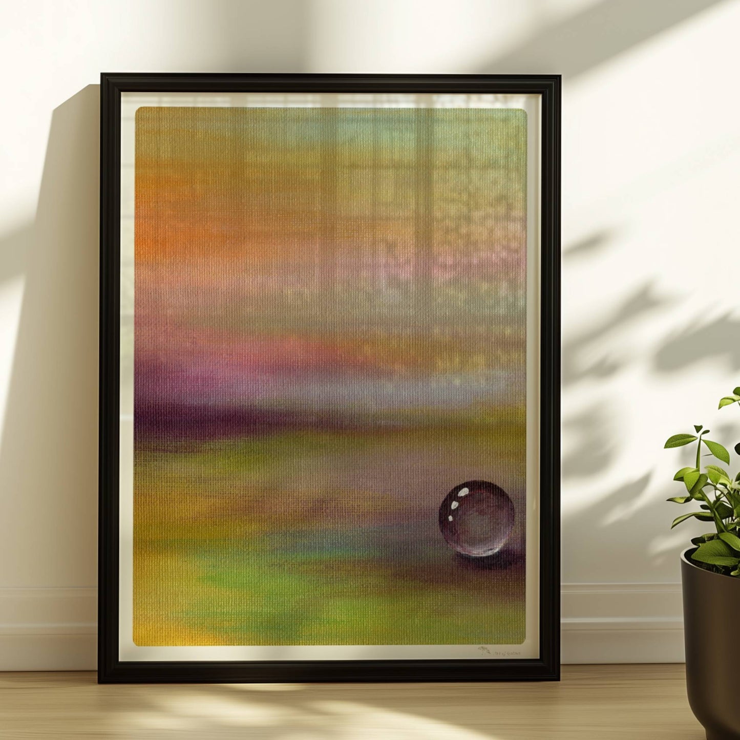 Einzelner Glastropfen in lila-gelber Traumlandschaft, beruhigend.. Rahmen schwarz 30x40