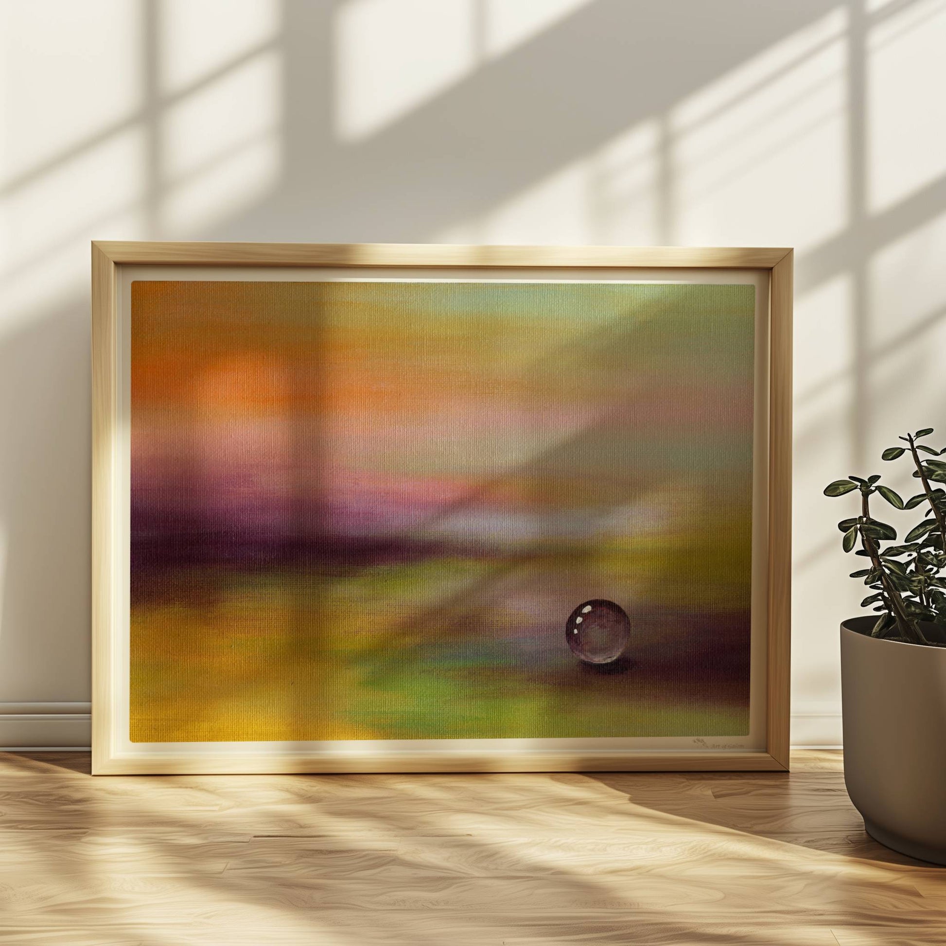 Einzelner Glastropfen in lila-gelber Traumlandschaft, beruhigend.. Rahmen natur 40x30