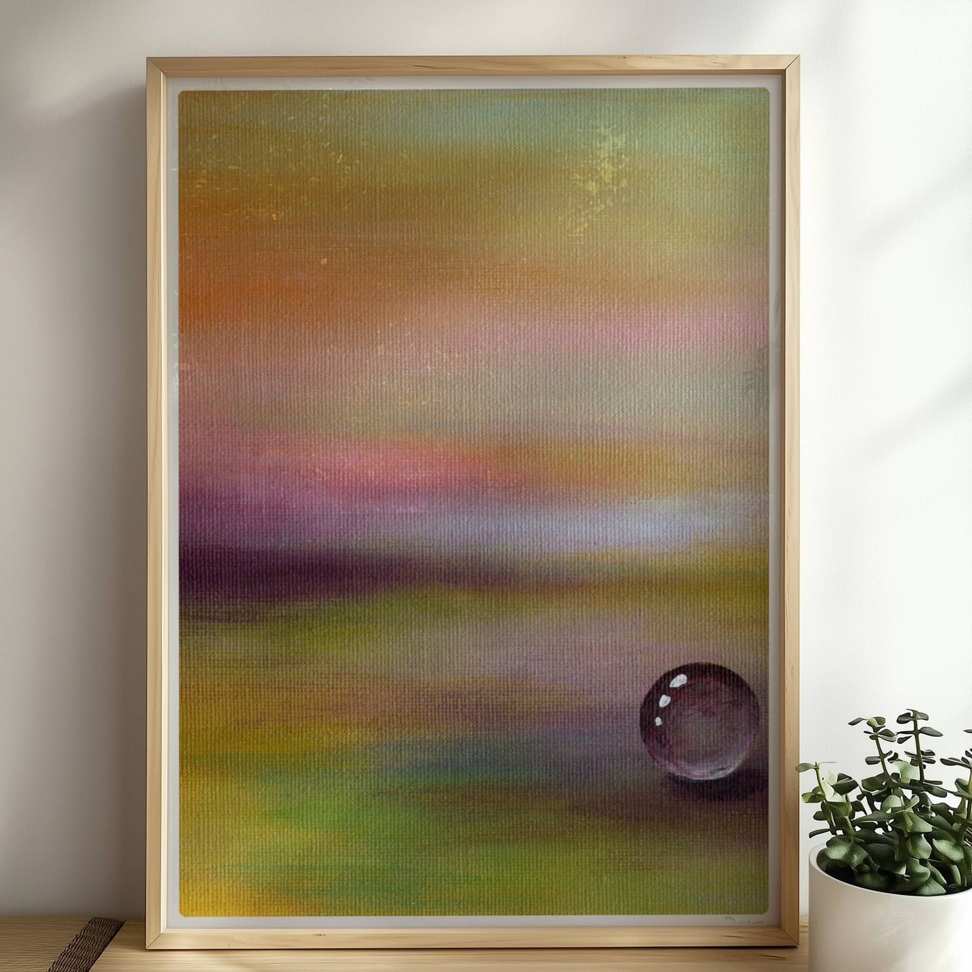 Einzelner Glastropfen in lila-gelber Traumlandschaft, beruhigend.. Rahmen natur 50x70
