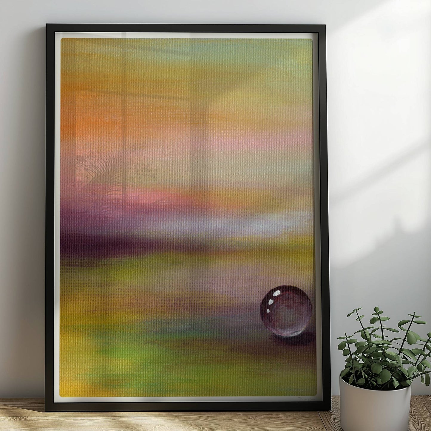 Einzelner Glastropfen in lila-gelber Traumlandschaft, beruhigend.. Rahmen schwarz 50x70