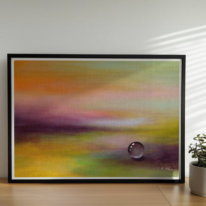 Einzelner Glastropfen in lila-gelber Traumlandschaft, beruhigend.. Rahmen schwarz 70x50