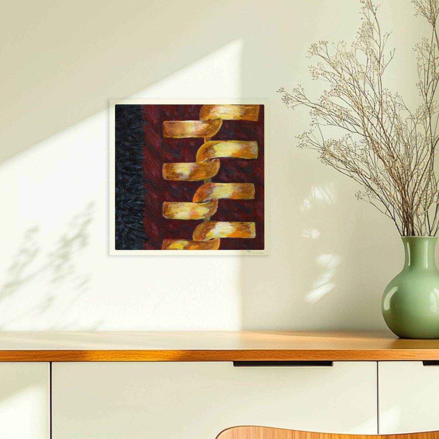 Goldene abstrakte Kette auf rotem Stoffhintergrund – modisch und modern.. Ohne Rahmen 30x30