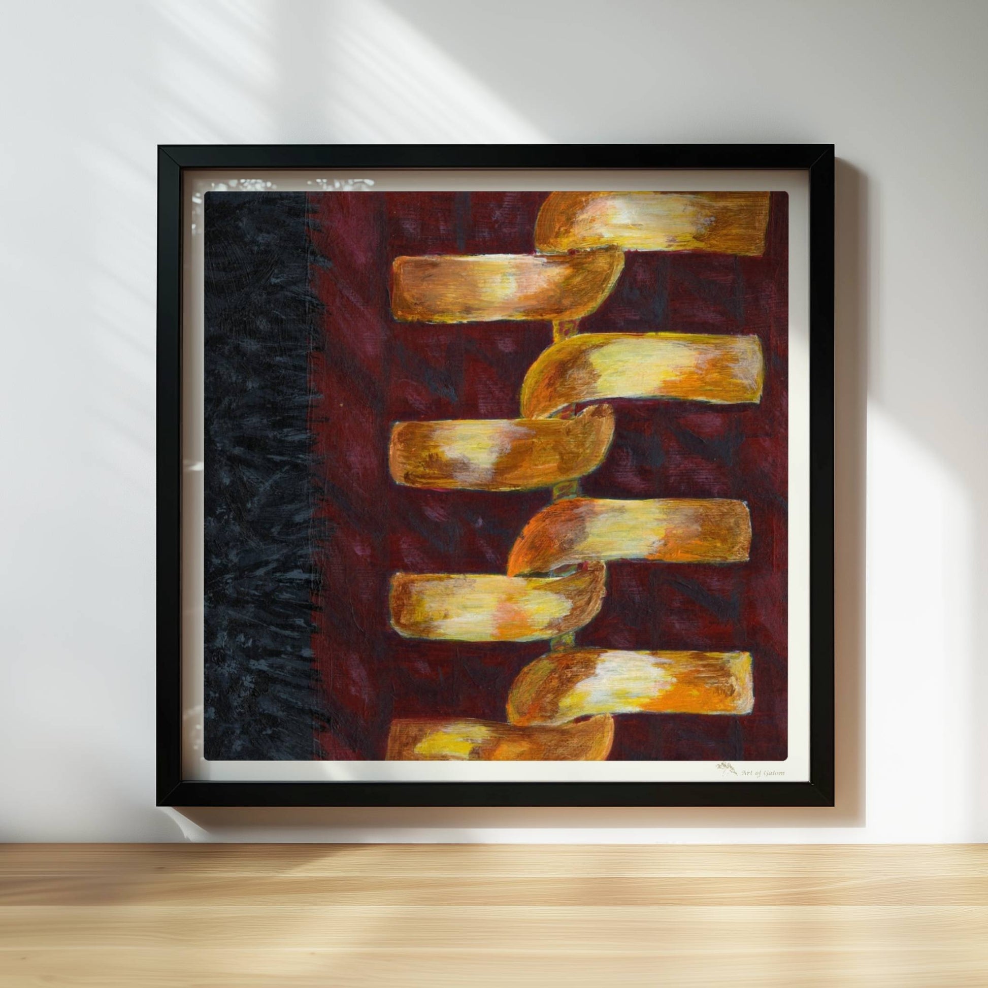 Goldene abstrakte Kette auf rotem Stoffhintergrund – modisch und modern.. Rahmen schwarz 30x30