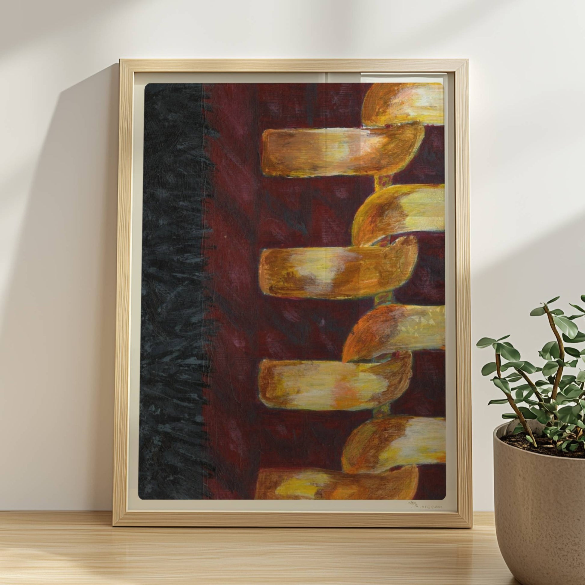 Goldene abstrakte Kette auf rotem Stoffhintergrund – modisch und modern.. Rahmen natur 30x40
