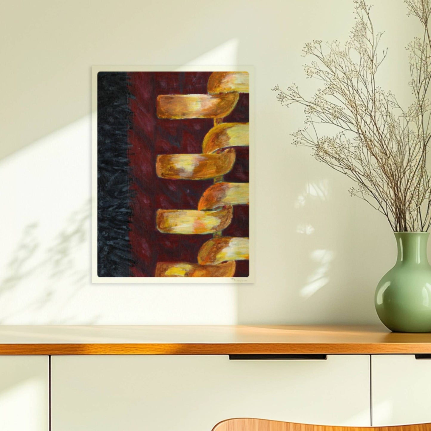 Goldene abstrakte Kette auf rotem Stoffhintergrund – modisch und modern.. Ohne Rahmen 30x40