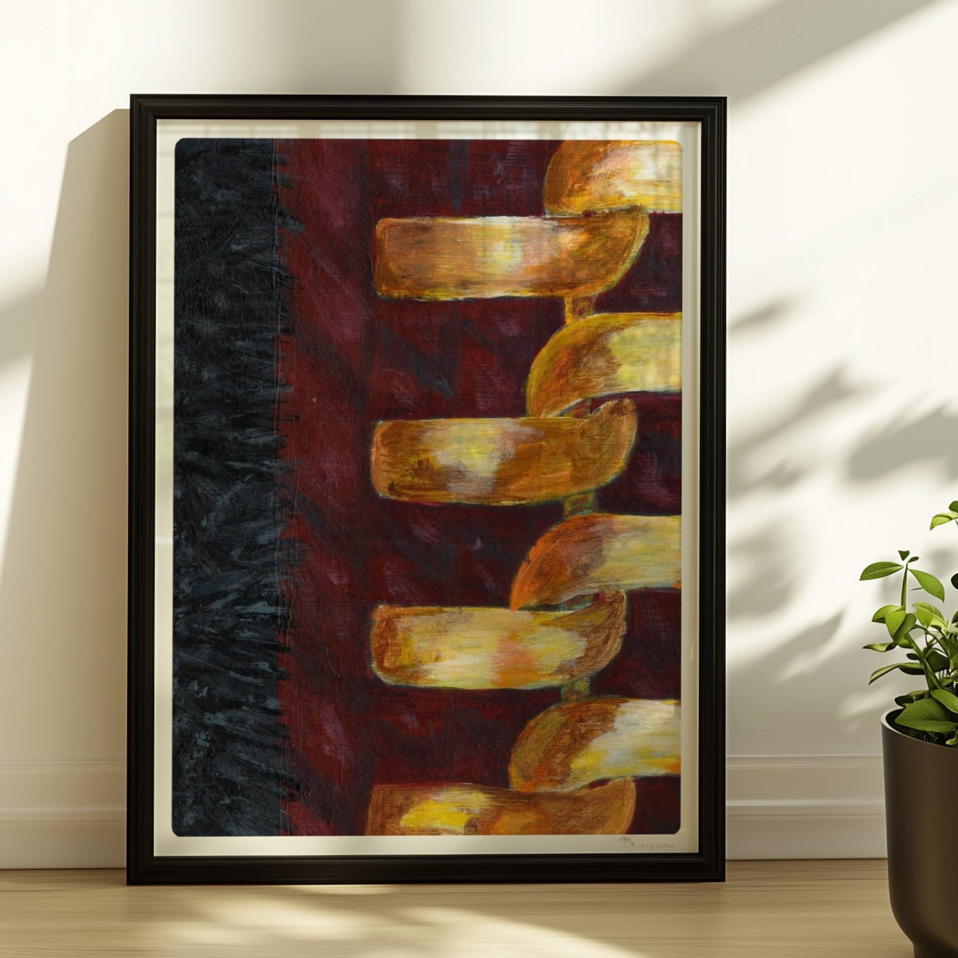 Goldene abstrakte Kette auf rotem Stoffhintergrund – modisch und modern.. Rahmen schwarz 30x40