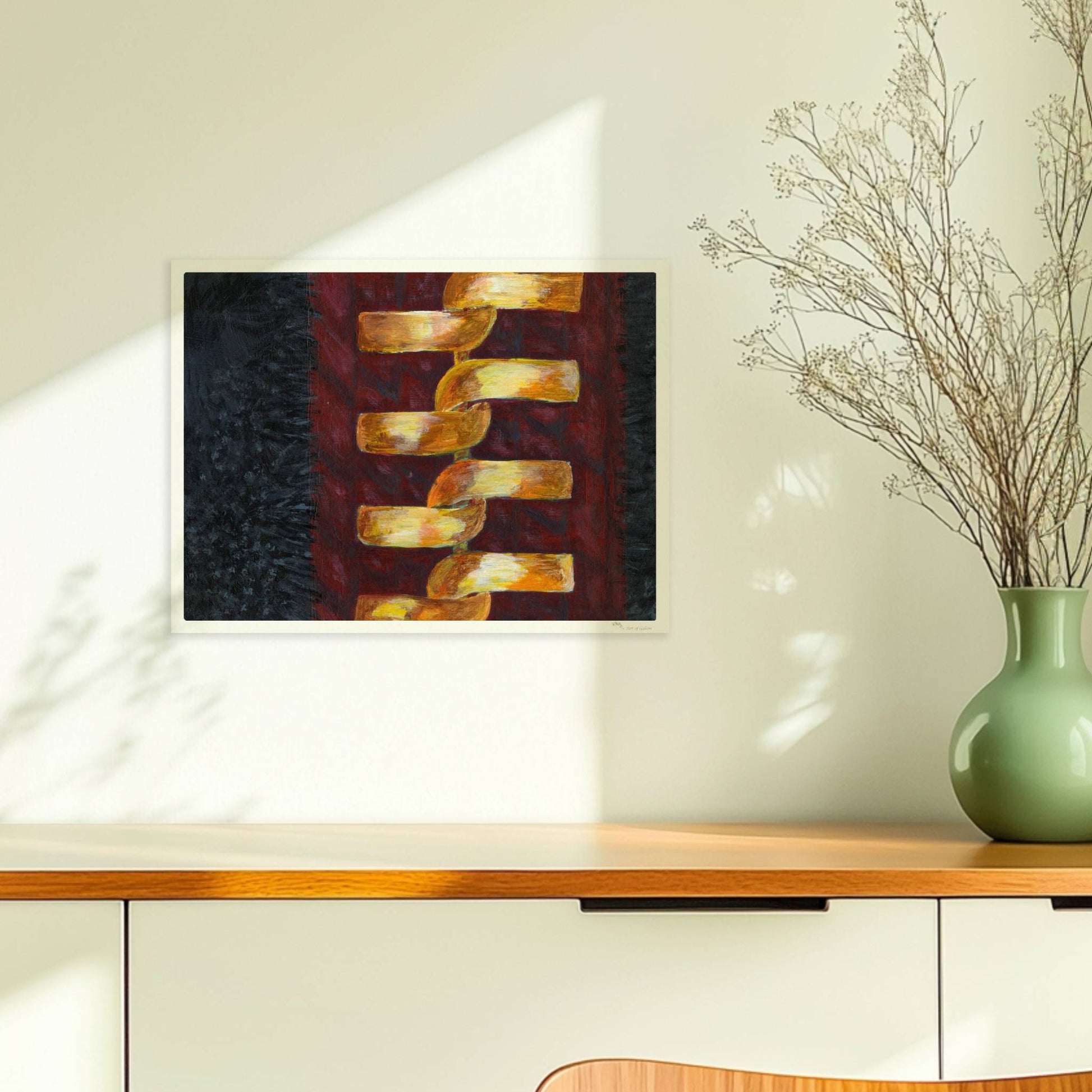 Goldene abstrakte Kette auf rotem Stoffhintergrund – modisch und modern.. Ohne Rahmen 40x30