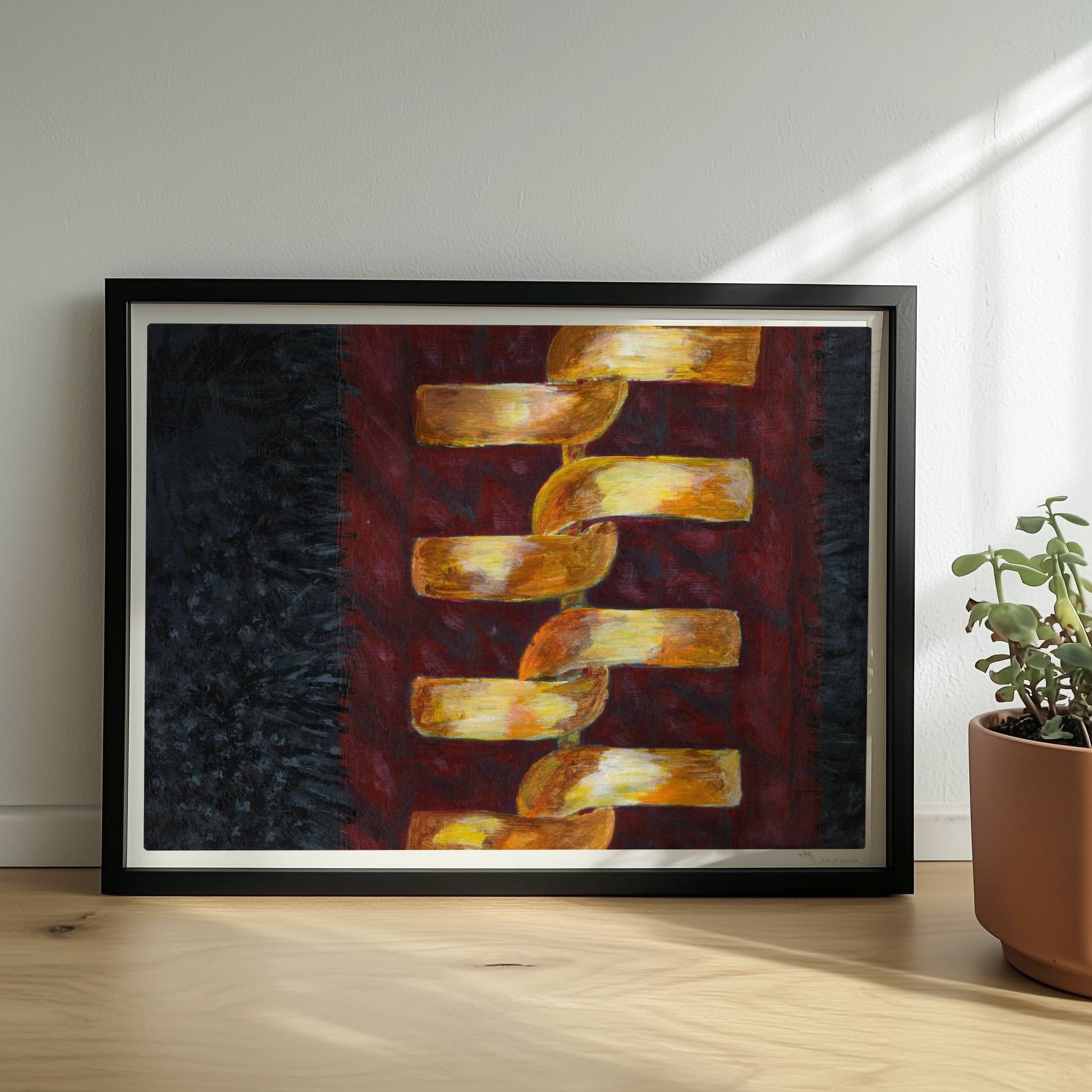 Goldene abstrakte Kette auf rotem Stoffhintergrund – modisch und modern.. Rahmen schwarz 40x30