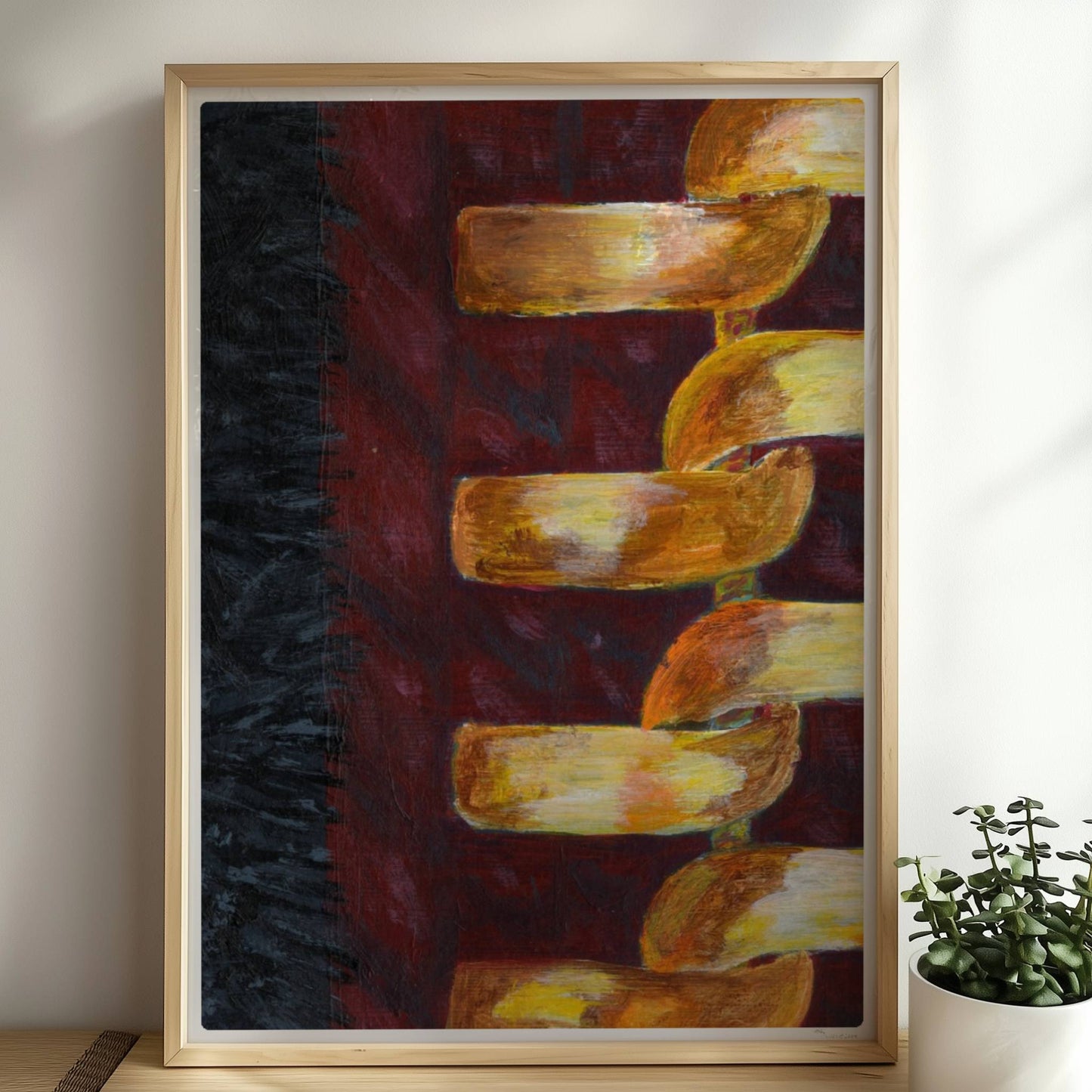 Goldene abstrakte Kette auf rotem Stoffhintergrund – modisch und modern.. Rahmen natur 50x70