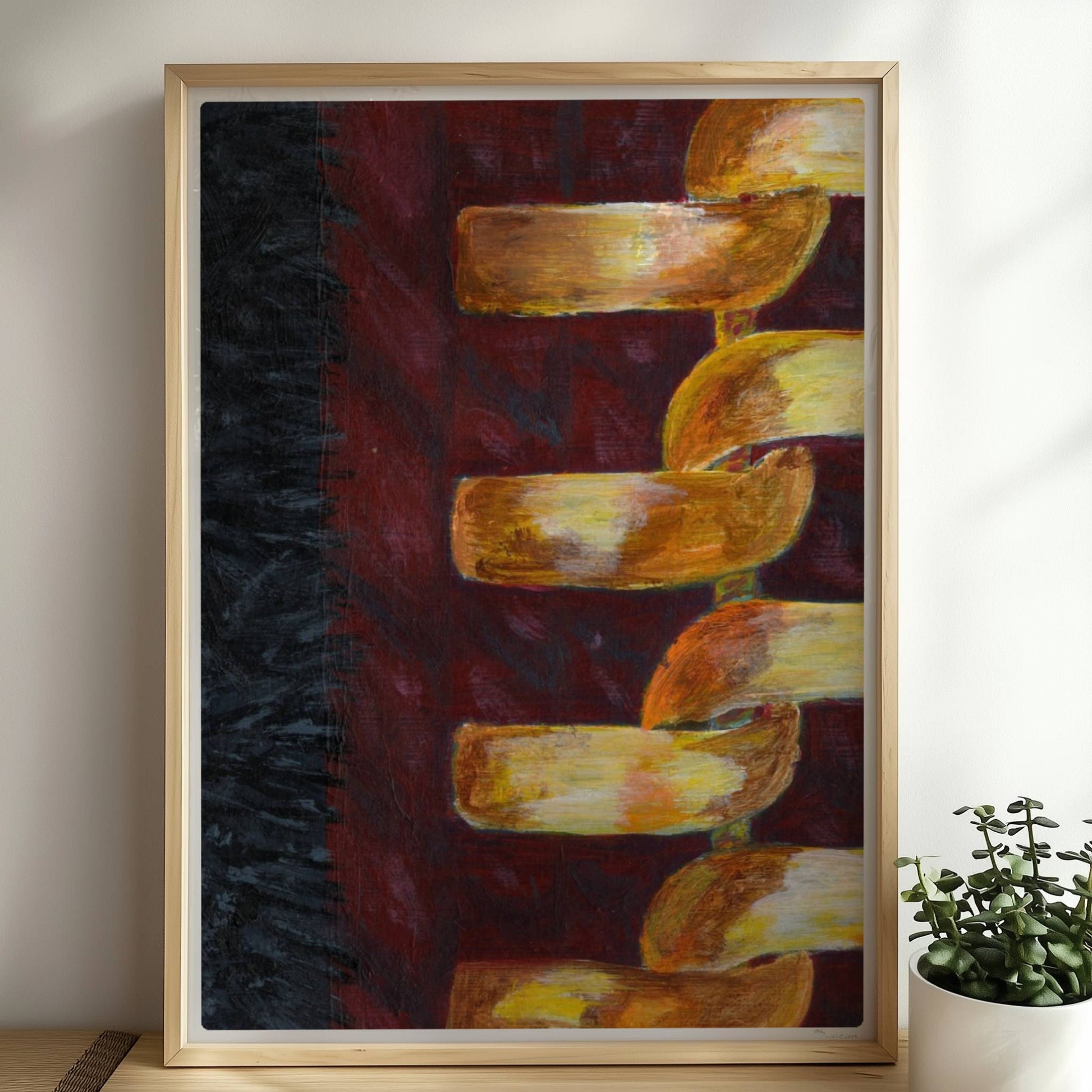 Goldene abstrakte Kette auf rotem Stoffhintergrund – modisch und modern.. Rahmen natur 50x70