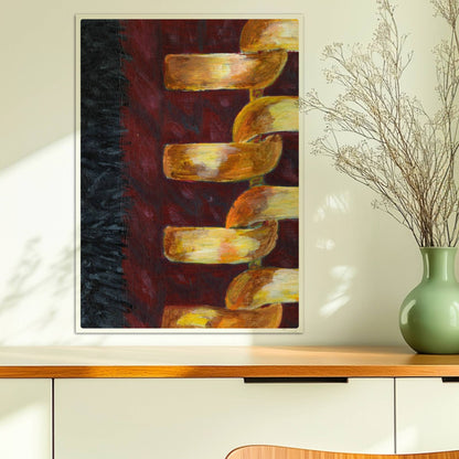 Goldene abstrakte Kette auf rotem Stoffhintergrund – modisch und modern.. Ohne Rahmen 50x70