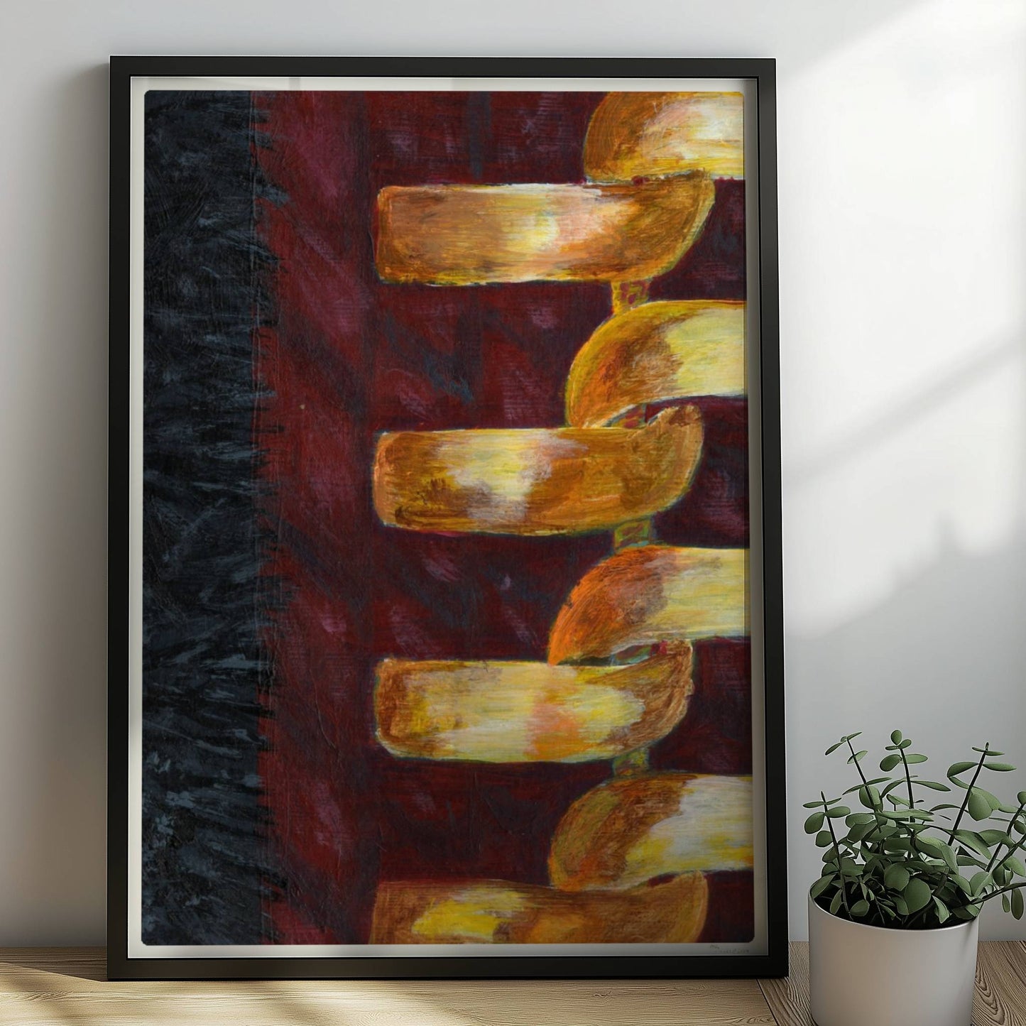 Goldene abstrakte Kette auf rotem Stoffhintergrund – modisch und modern.. Rahmen schwarz 50x70