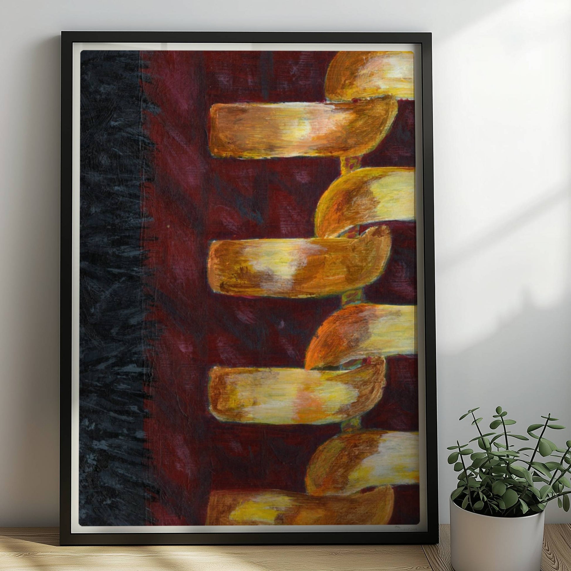 Goldene abstrakte Kette auf rotem Stoffhintergrund – modisch und modern.. Rahmen schwarz 50x70