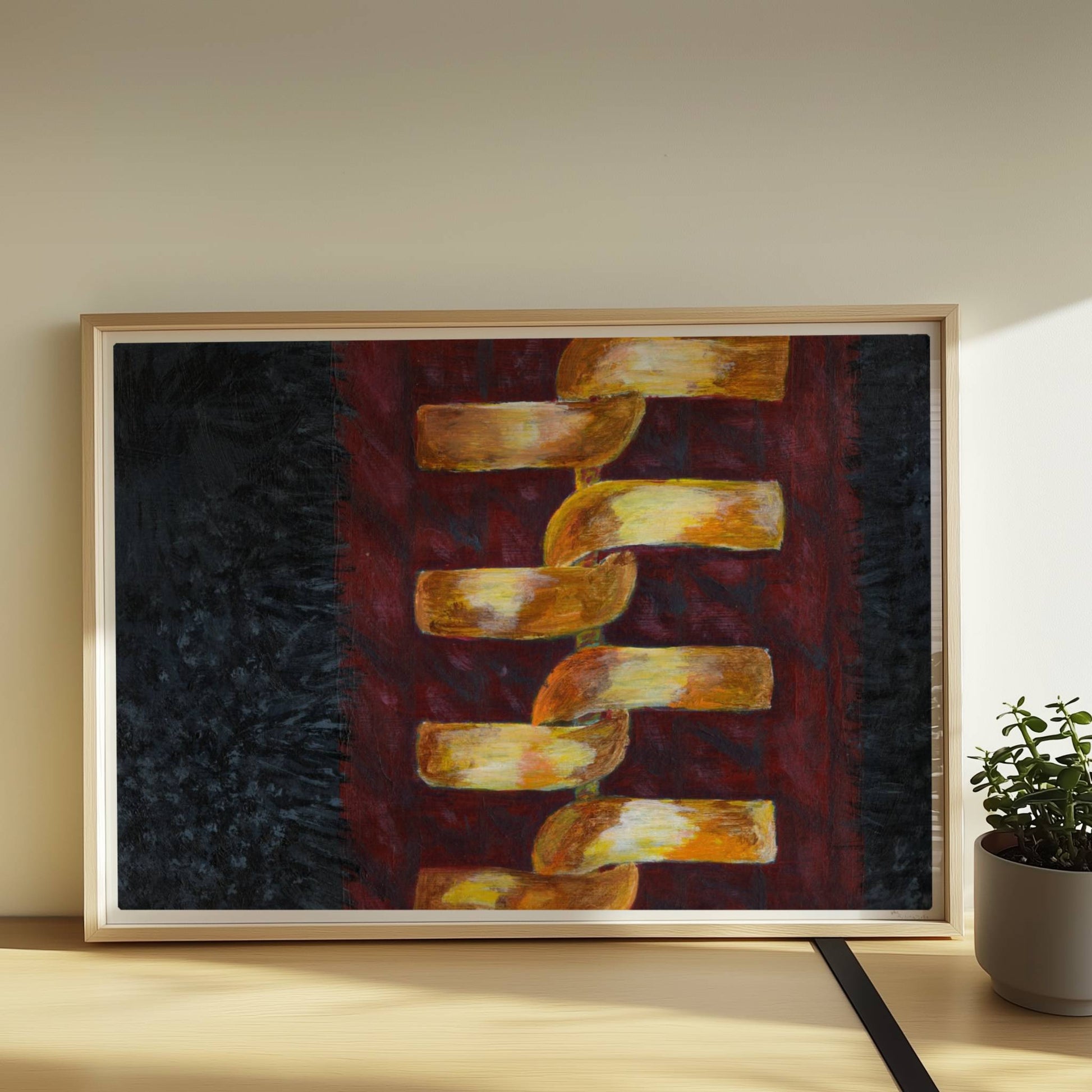 Goldene abstrakte Kette auf rotem Stoffhintergrund – modisch und modern.. Rahmen natur 70x50