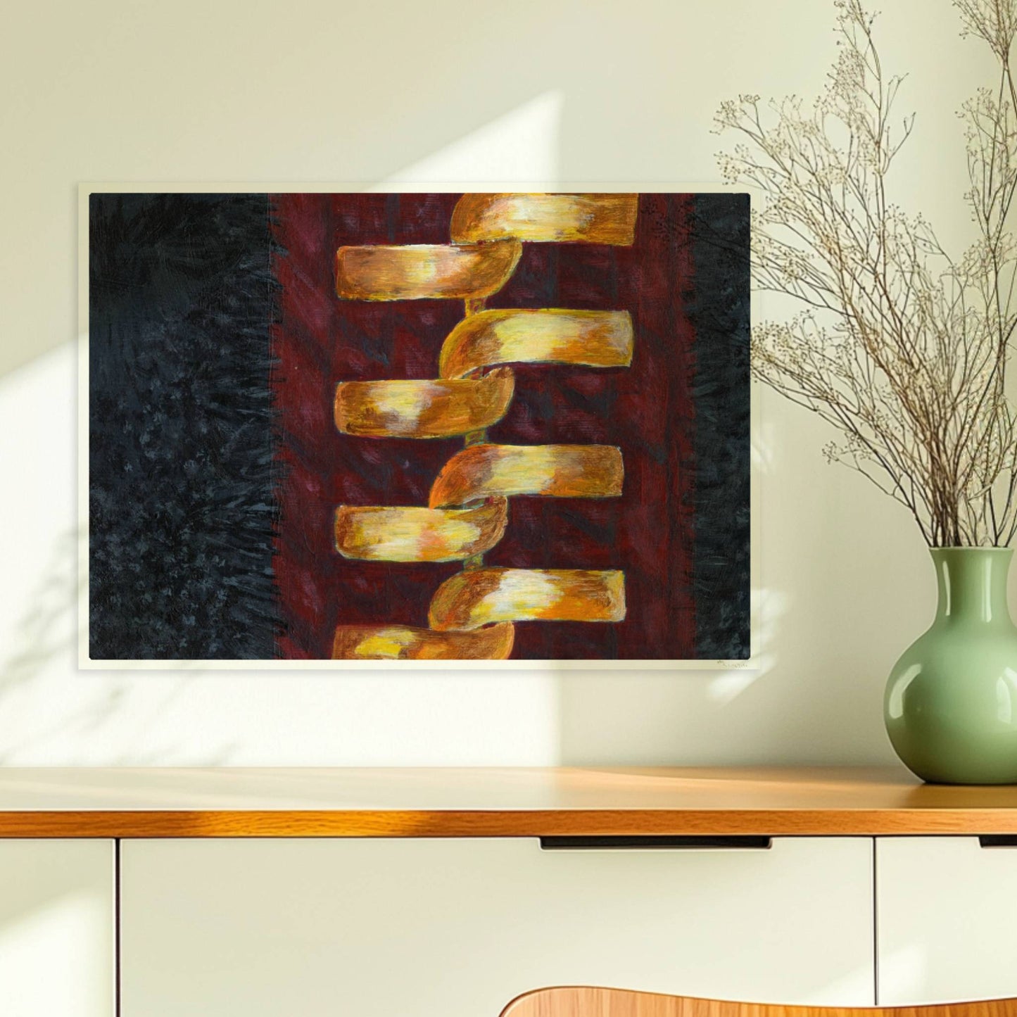Goldene abstrakte Kette auf rotem Stoffhintergrund – modisch und modern.. Ohne Rahmen 70x50