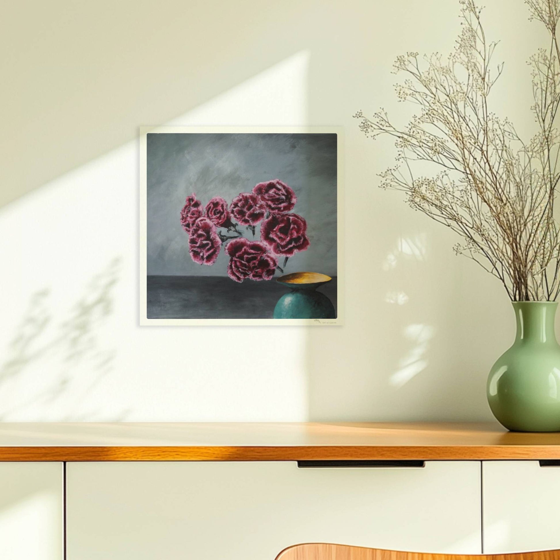Türkise Vase mit Nelken – surreale Blumenkomposition in dunkler Innenraumszene.. Ohne Rahmen 30x30