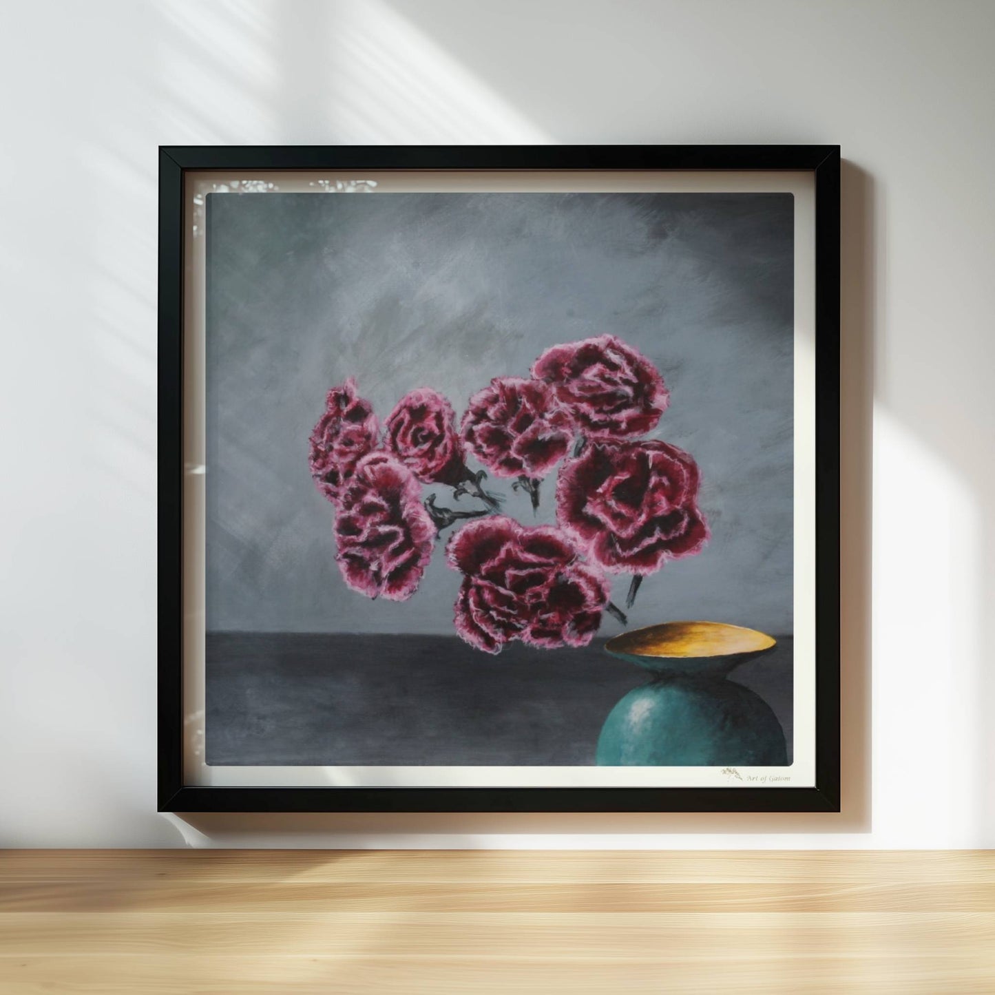 Türkise Vase mit Nelken – surreale Blumenkomposition in dunkler Innenraumszene.. Rahmen schwarz 30x30
