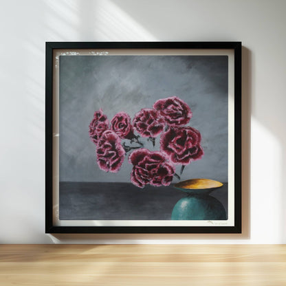 Türkise Vase mit Nelken – surreale Blumenkomposition in dunkler Innenraumszene.. Rahmen schwarz 30x30