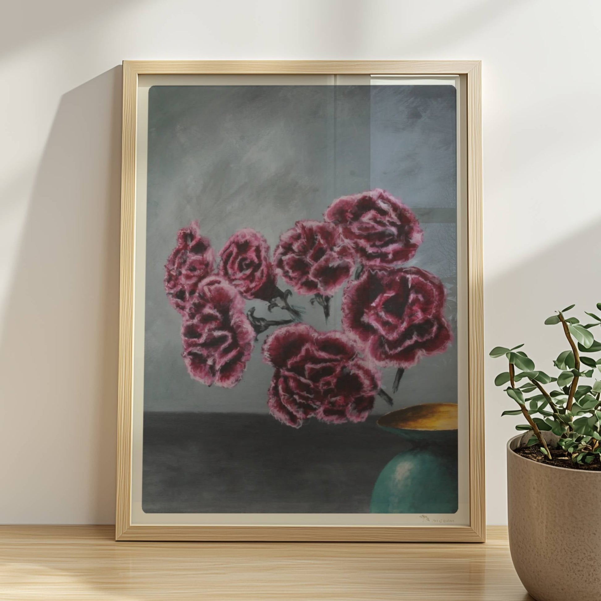 Türkise Vase mit Nelken – surreale Blumenkomposition in dunkler Innenraumszene.. Rahmen natur 30x40