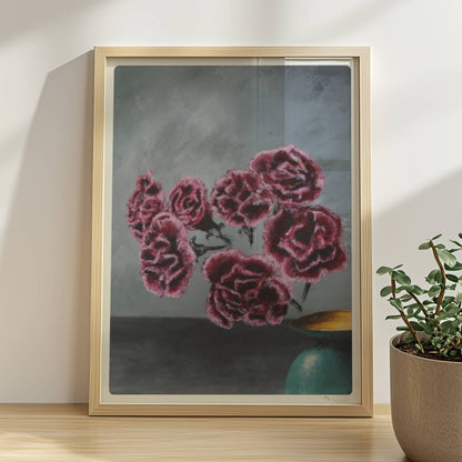 Türkise Vase mit Nelken – surreale Blumenkomposition in dunkler Innenraumszene.. Rahmen natur 30x40