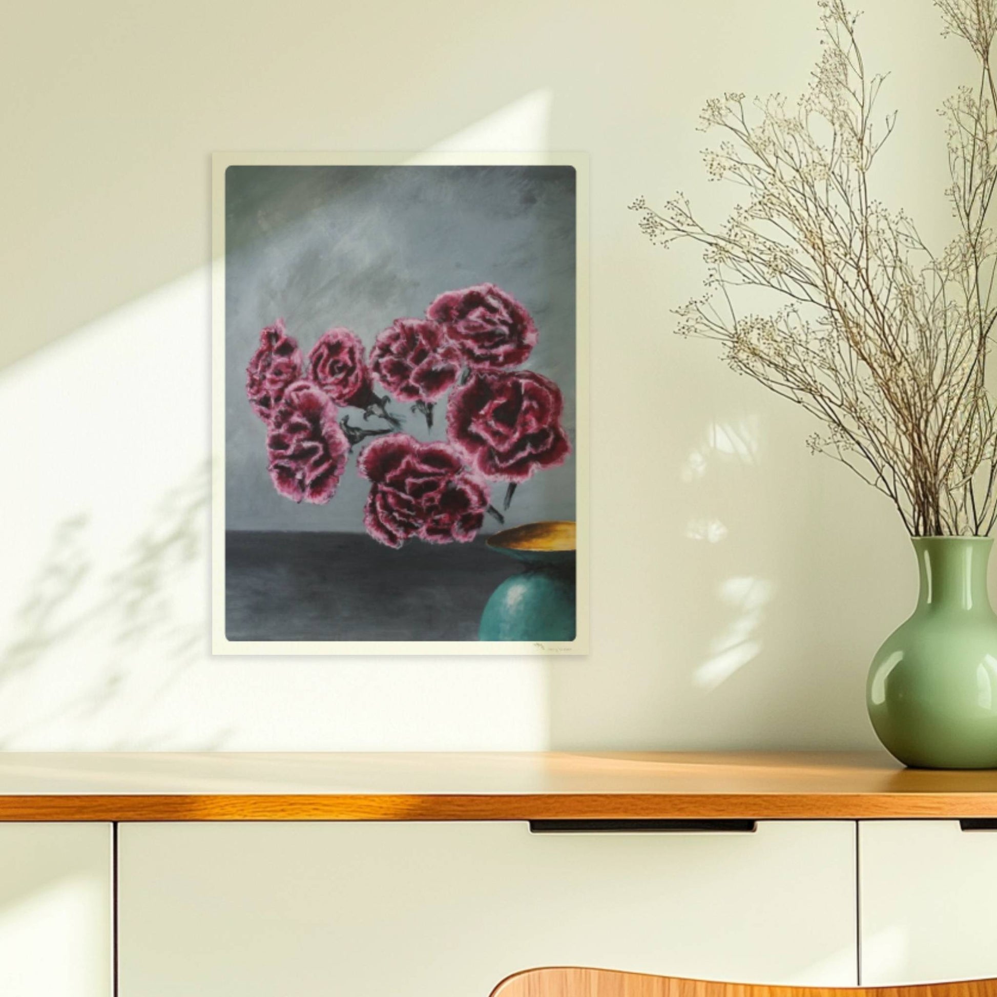 Türkise Vase mit Nelken – surreale Blumenkomposition in dunkler Innenraumszene.. Ohne Rahmen 30x40