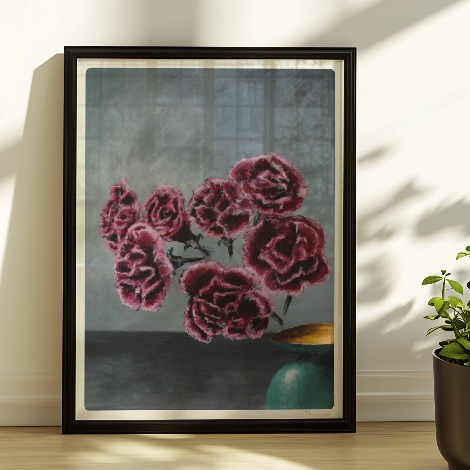 Türkise Vase mit Nelken – surreale Blumenkomposition in dunkler Innenraumszene.. Rahmen schwarz 30x40