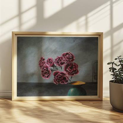 Türkise Vase mit Nelken – surreale Blumenkomposition in dunkler Innenraumszene.. Rahmen natur 40x30