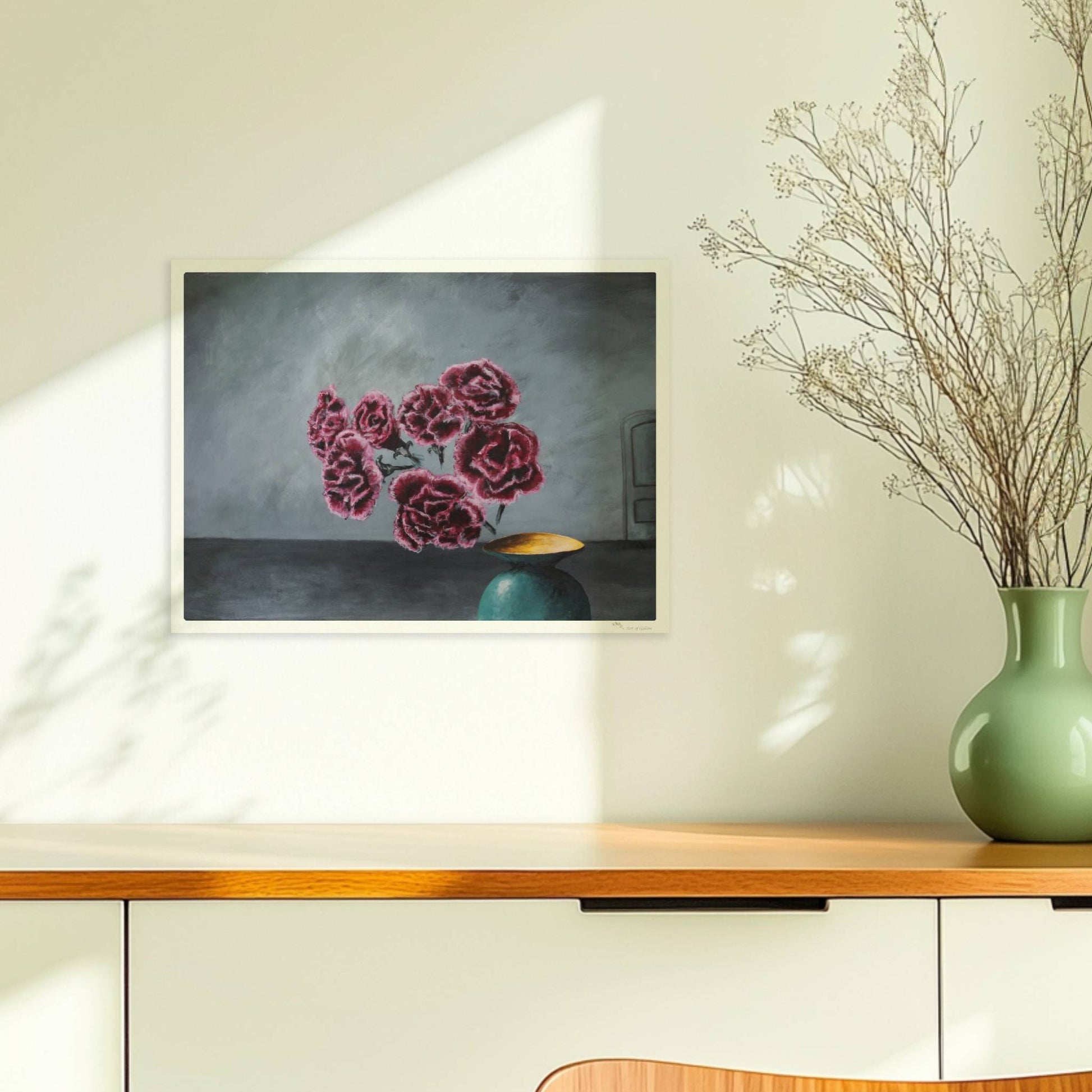 Türkise Vase mit Nelken – surreale Blumenkomposition in dunkler Innenraumszene.. Ohne Rahmen 40x30