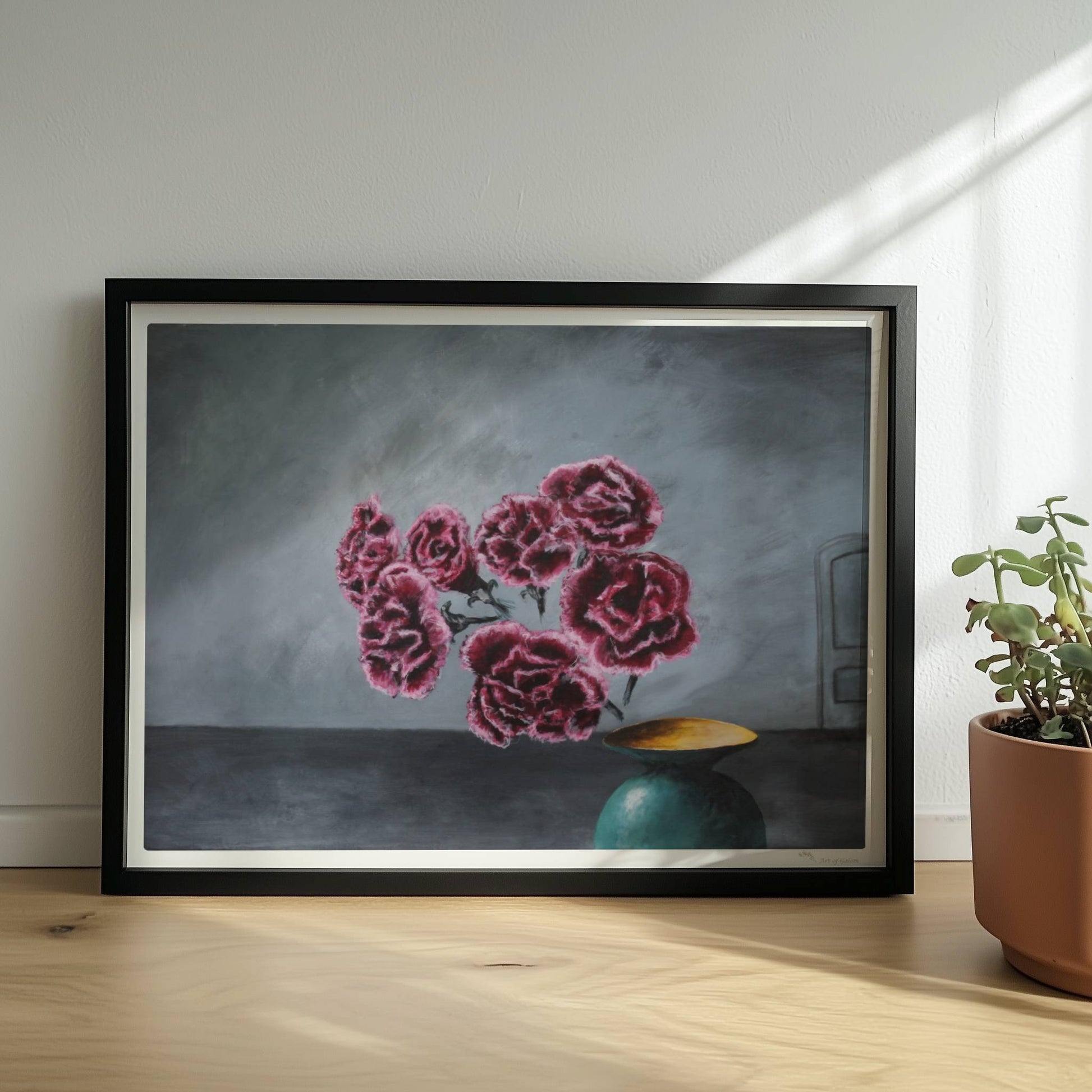 Türkise Vase mit Nelken – surreale Blumenkomposition in dunkler Innenraumszene.. Rahmen schwarz 40x30