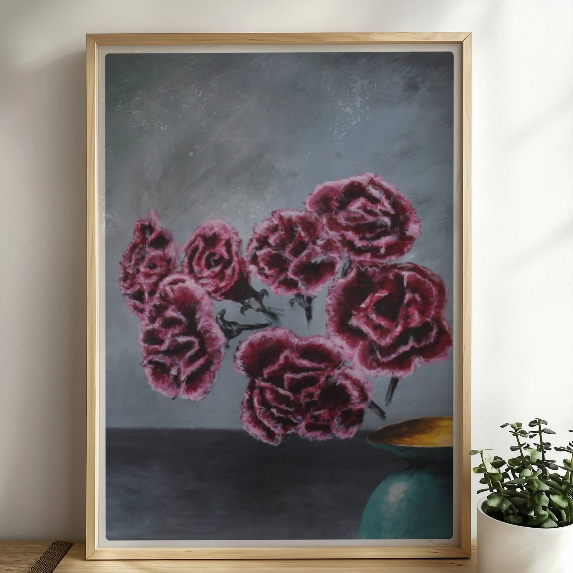 Türkise Vase mit Nelken – surreale Blumenkomposition in dunkler Innenraumszene.. Rahmen natur 50x70