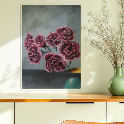 Türkise Vase mit Nelken – surreale Blumenkomposition in dunkler Innenraumszene.. Ohne Rahmen 50x70