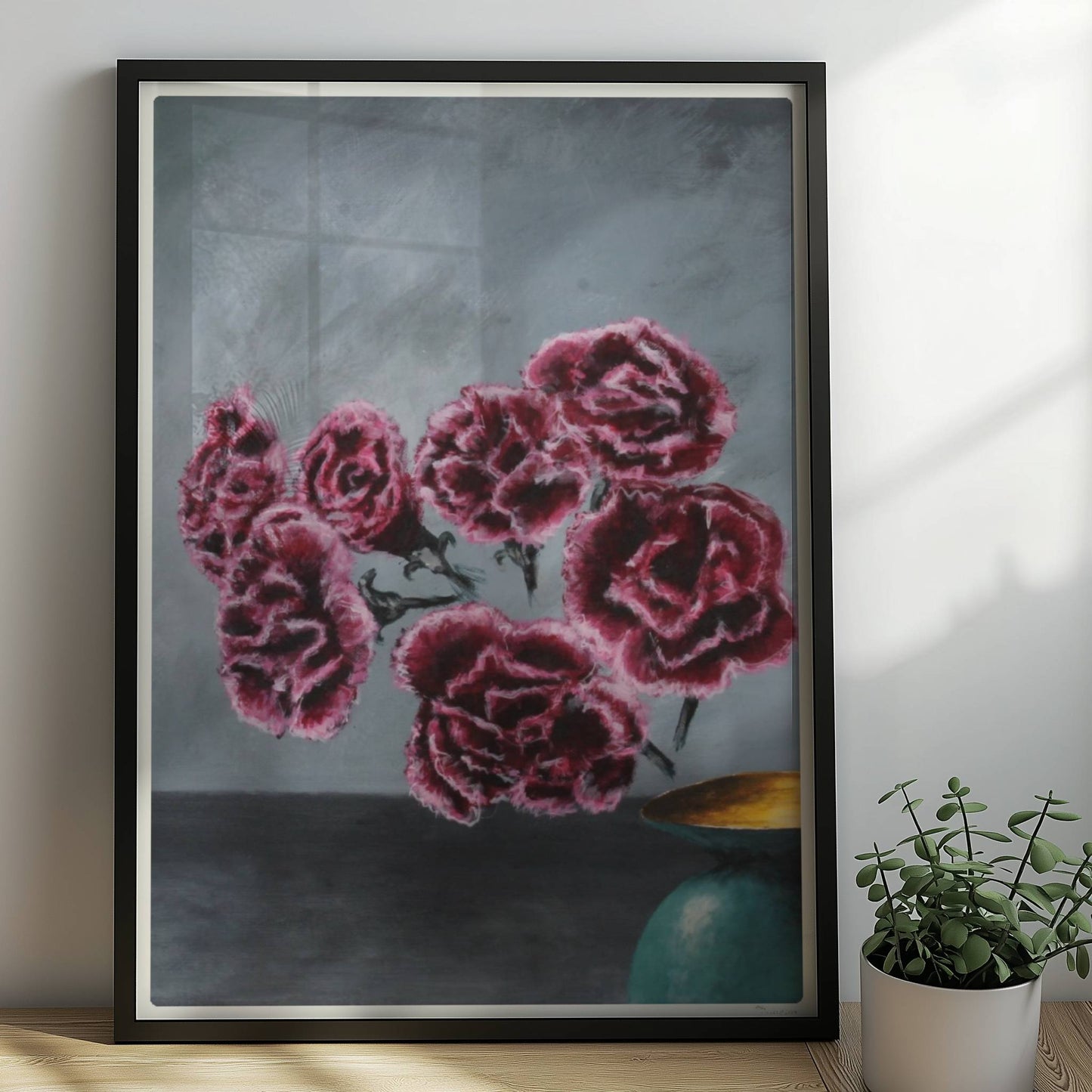 Türkise Vase mit Nelken – surreale Blumenkomposition in dunkler Innenraumszene.. Rahmen schwarz 50x70