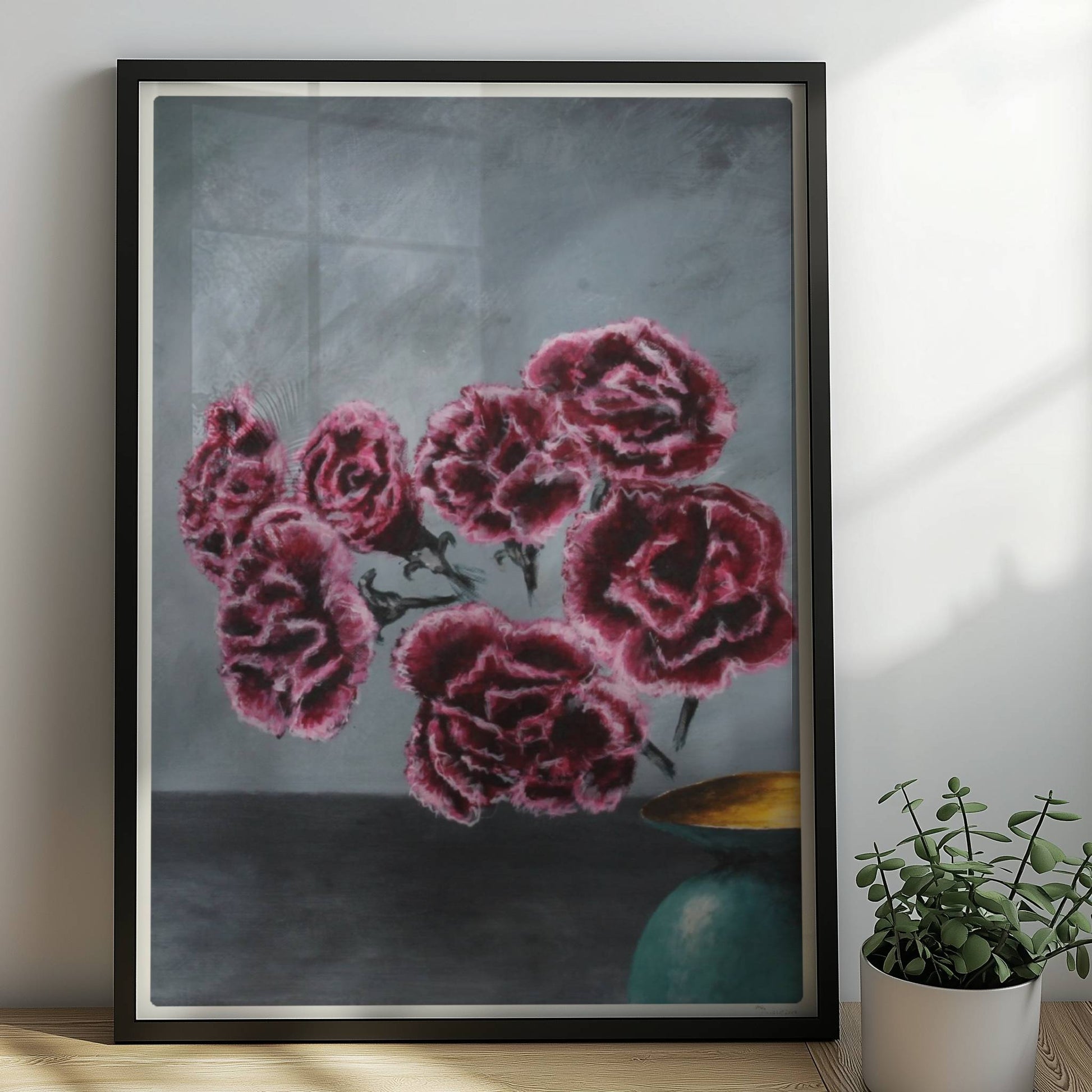 Türkise Vase mit Nelken – surreale Blumenkomposition in dunkler Innenraumszene.. Rahmen schwarz 50x70