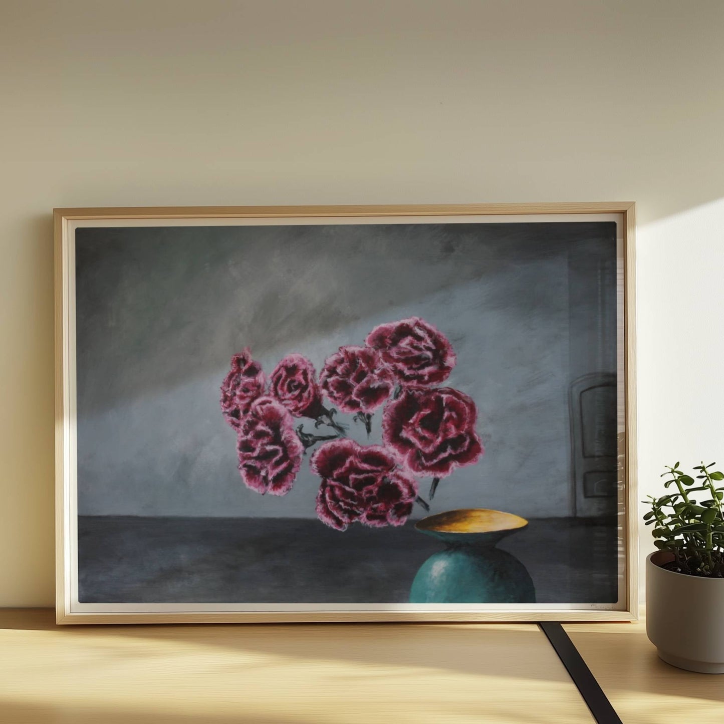 Türkise Vase mit Nelken – surreale Blumenkomposition in dunkler Innenraumszene.. Rahmen natur 70x50