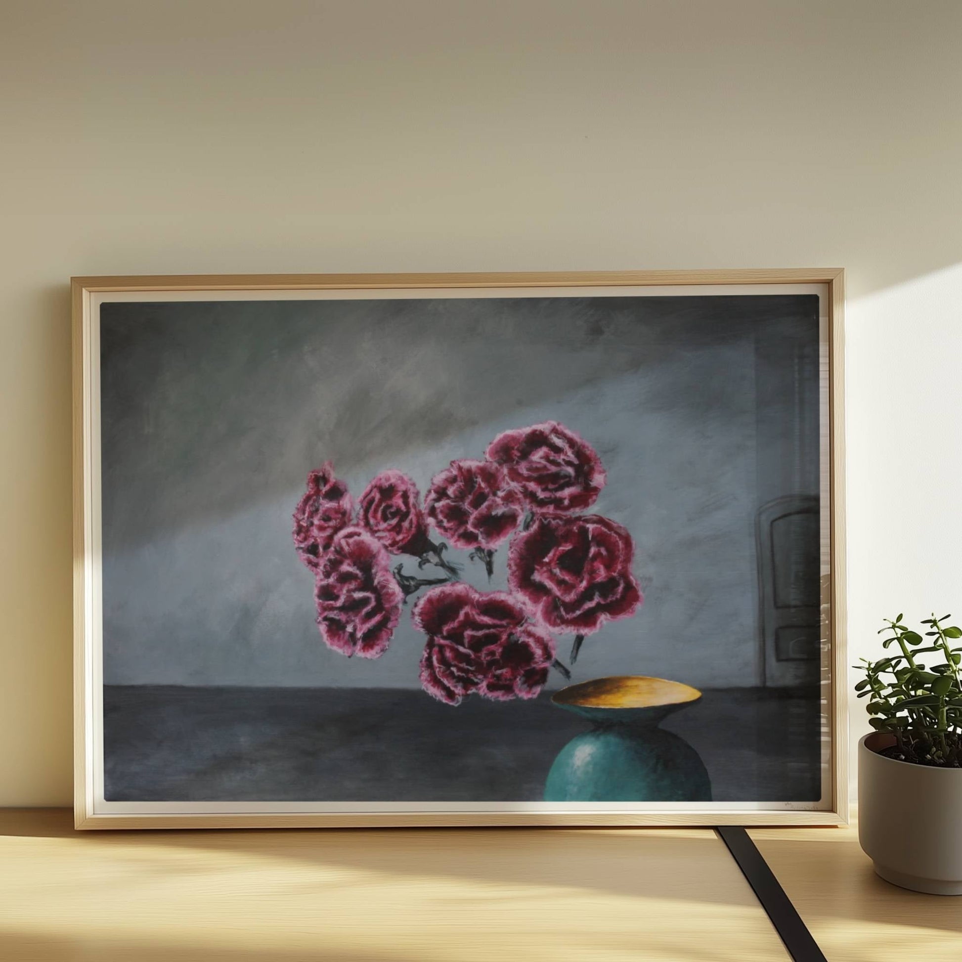 Türkise Vase mit Nelken – surreale Blumenkomposition in dunkler Innenraumszene.. Rahmen natur 70x50