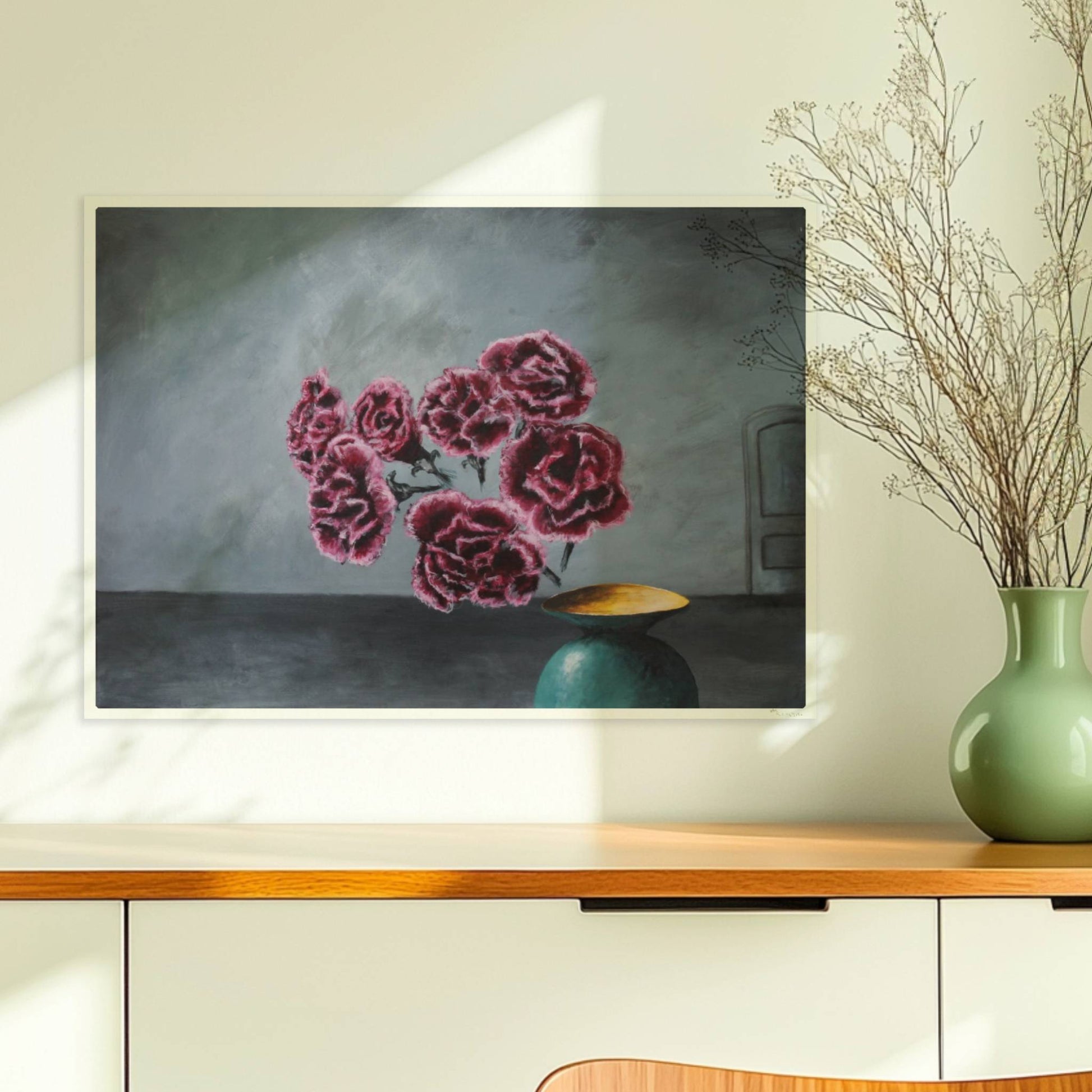 Türkise Vase mit Nelken – surreale Blumenkomposition in dunkler Innenraumszene.. Ohne Rahmen 70x50